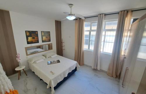 Barra - Espaçoso Apt frente Shopping Barra - 100 m2, 2 quartos, varanda, sala, banheiro e cozinha completa, 2 camas casal, 1 cama de solteiro, 1 sofá cama - Foto 47