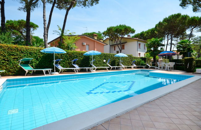 2 bedroom Apartment in Lignano Sabbiadoro with swimming pool and garden - Photo 2