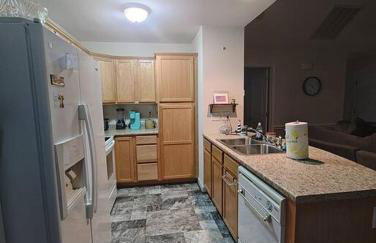 Workers Love It Here! 3 Bedroom House with screened in porch - Foto 6