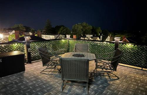 Upscale Industrial Penthouse - Foto 25