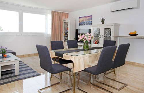 Modern 2-Bed Apt, Late check in available - Photo 52