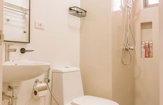 Sleek & Stylish Urban Loft - Photo 13