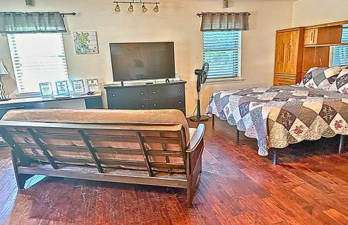 Texas Speedway Retreat: Desk + Cowboy Dipping Pool by Vacation Your Way - Foto 6