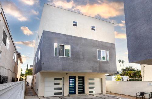 Spacious Luxury Villas in the heart of LA! Free parking and Jacuzzi - Photo 14