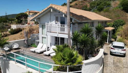 Recién renovada! Exclusiva villa de madera con piscina y vistas al mar - Foto 2