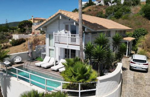 Recién renovada! Exclusiva villa de madera con piscina y vistas al mar - Foto 2