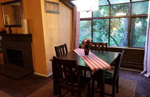 Lovely One bedroom condo with indoor fireplace. - Foto 1