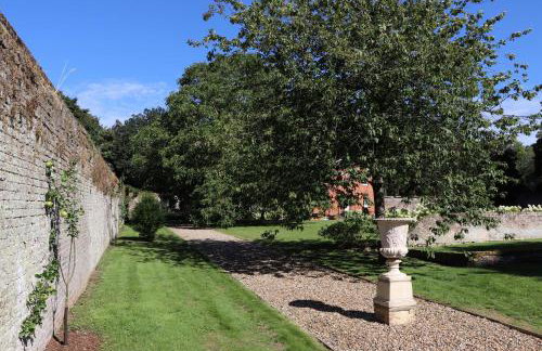 Garden House at Woodhall Estate - Photo 5