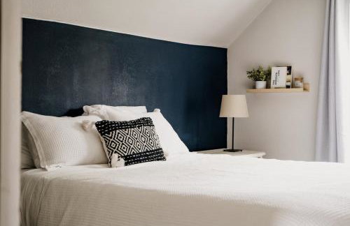 Charming Cabin with Hot Tub & Fire Pit - Foto 7