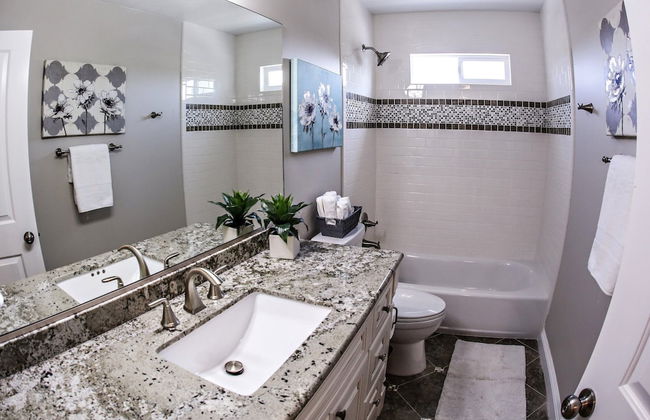 Adorable 3 Bedroom 2 Bath Home - Photo 11