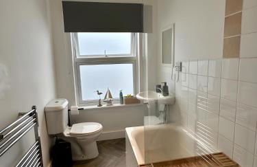 Amo Mews House - Central, Private Patio & Free Parking - Foto 8