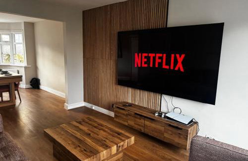 Modern 3-Bedroom House with Private Parking - Photo 4