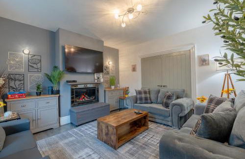 Glenroy Place - sleeps 7, private drive, log burner - Foto 26