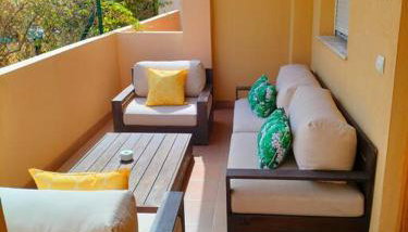 Bajo con jardín a pie de playa y piscina comunitaria con jacuzzi - Foto 5