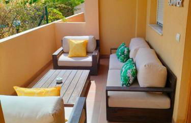 Bajo con jardín a pie de playa y piscina comunitaria con jacuzzi - Foto 11