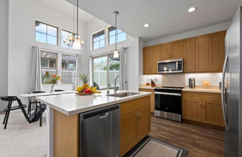 # Marbella Lane-Elegant 3BR Getaway with Superb Views - Foto 39