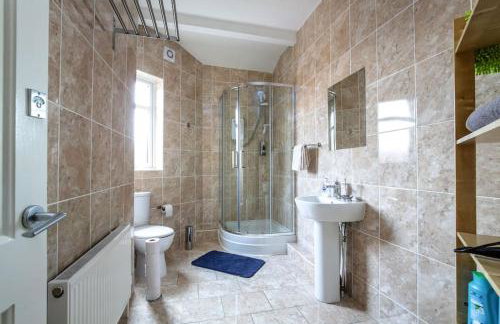 5 bedroom house, free parking, near football, sleeps 8 - Photo 31