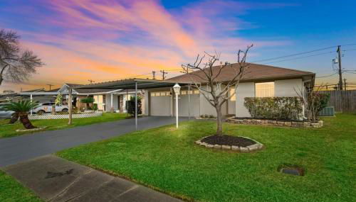 Covered Back Patio Covered Parking Game Room WIFI Smart TV's every room Washer & Dryer - Photo 2