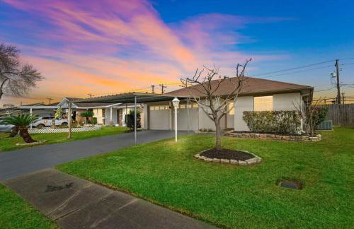 Covered Back Patio Covered Parking Game Room WIFI Smart TV's every room Washer & Dryer - Foto 2