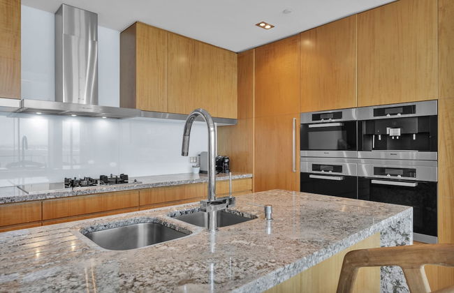 Reflection Tower Two - Foto 48