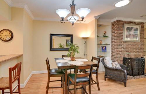 Cottage with Deck and Pool Access about 6 Mi to Beach - Foto 8