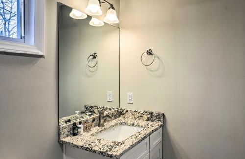 Modern Candler Home with Deck and Yard! - Foto 20