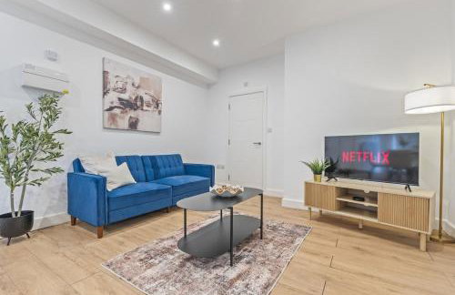 Coulsdon Grand - Sleeps 8 - 5 BR - Free Parking - Foto 17