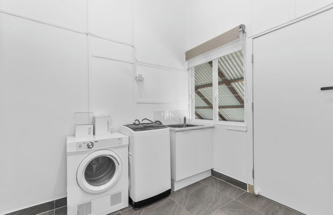 Townsville Suites - Photo 14