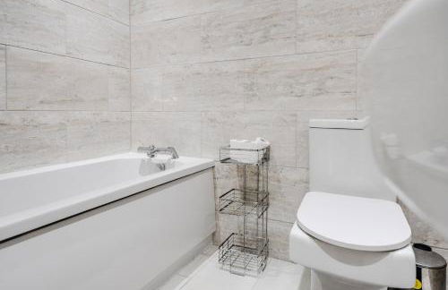 Huge Apartment - 8 Beds - Free Parking - Long Stays! - Foto 42