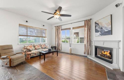 Spacious Luxury home in Gated Community with Resort Pool & Scenic Views - Photo 12