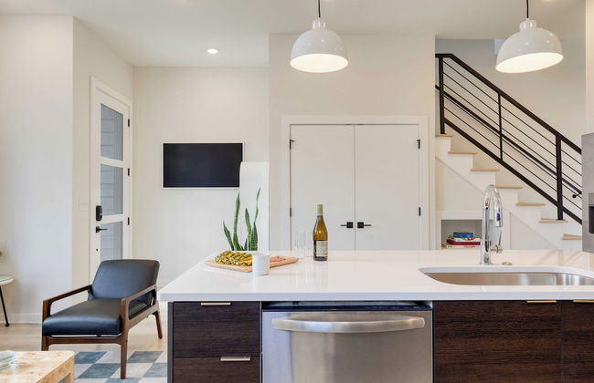 The Stage by Avantstay Chic 4bdr w/ Covered Balcony Modern + Newly Built - Photo 18