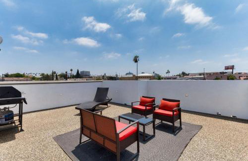 Luxury Modern 4 Bedroom 4 Bathroom Home with Rooftop Deck #4 - Foto 4