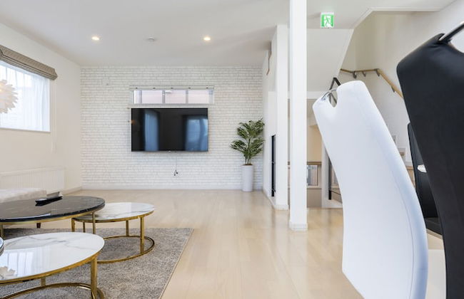 THE LUNA LOUNGE - Photo 71