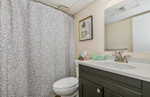 Kings, 75" TV & Backyard Fun - NearWesley - Foto 15