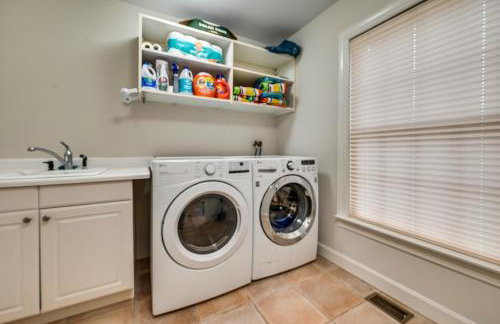 Monterey Home with Hot Tub, Pool and Game Room! - Foto 36