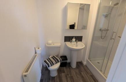 Large Modern House With Private Parking - Photo 116