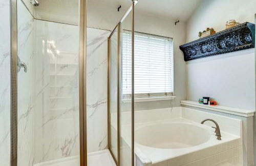 Group-Friendly Burleson Getaway with Outdoor Oasis - Foto 13