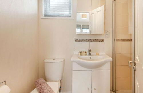 Bay View 2-Bed Lodge with Glorious Harbour View and Balcony - Photo 19