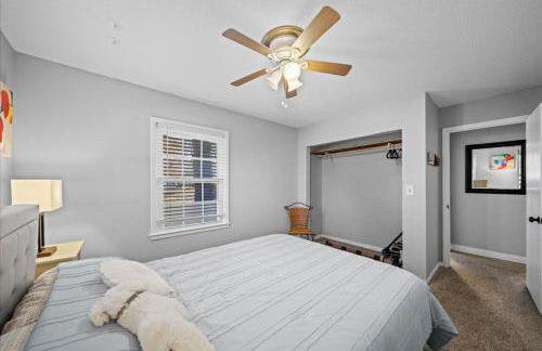 3BR Overland Park Home with Patio and Waterfall Pond - Foto 18