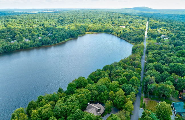 Elk Hollow by Avantstay Lakefront Chalet w Game Room Fire Pit - Photo 55