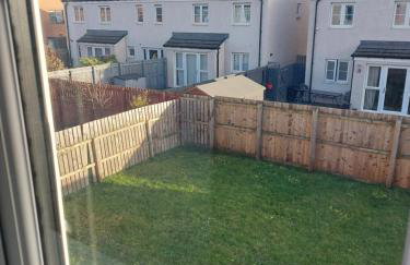 Beautiful 4-Bedroom House with Private Garden & Parking - Foto 23