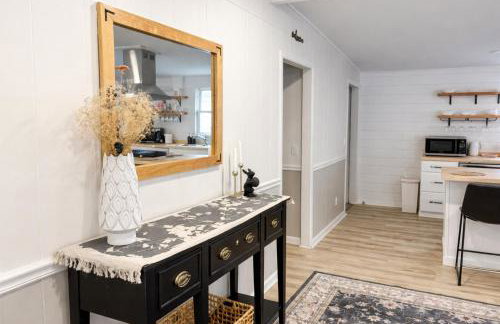 Charming Cottage with Fenced Backyard Pet Friendly - Foto 4