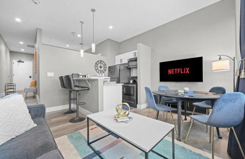 1BR • City Views • Queen + SofaBed • WiFi & 2 TVs - Photo 1