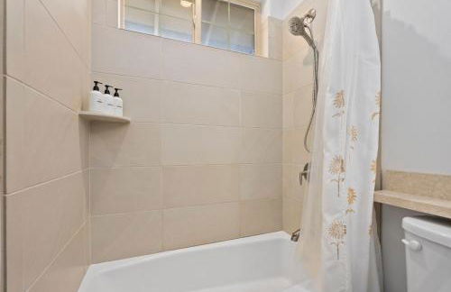 # Marbella Lane-Elegant 3BR Getaway with Superb Views - Foto 50