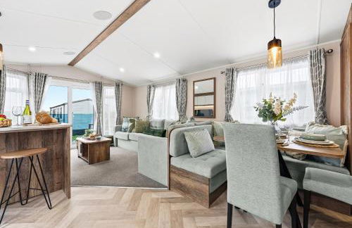 Harbour View at Avocet Crescent - Luxury Lodge with Hot Tub - Hayling Island - Mill Rythe Holiday Village - Photo 1