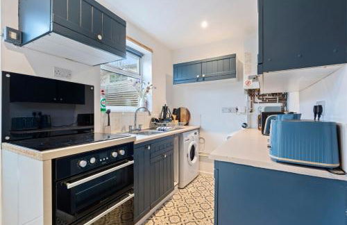 Cozy 2BR Getaway - Private Hot Tub & Bath Retreat - Foto 18