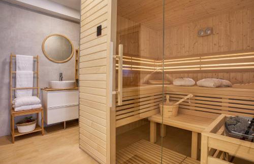 VILLA CVITA is a modern 5-bedroom villa with a Jacuzzi, a Gym and Finnish Sauna, a heated pool, and amazing views - Foto 12