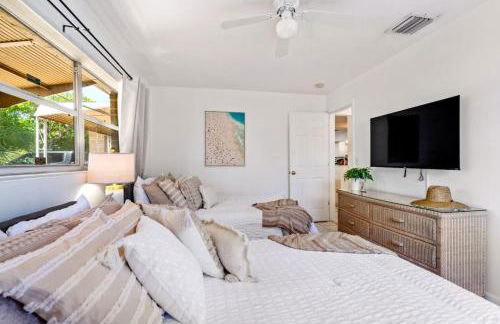 Beachside Escape Poolhouse w Game Room, Grill - Foto 40