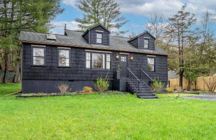 Charcoal Chalet by Avantstay A+ Design w/ Firepit - Foto 3