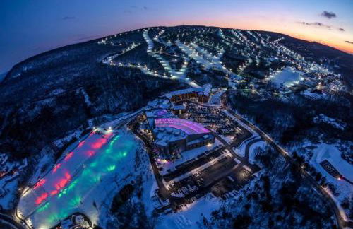 Rustic Mountain Escape Waterpark, Ski & Views! - Foto 20